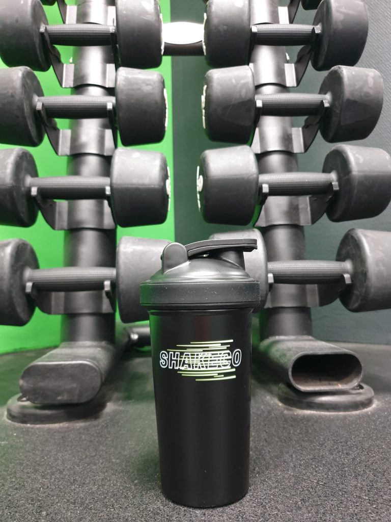 Afbeelding van een SHakeco shakebeker voor een rek met dumbbells