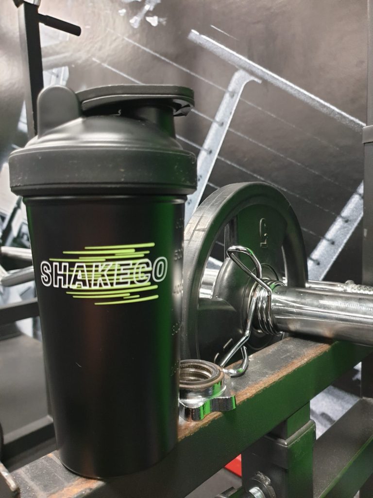Shakeco shakebeker op een squatrek in sportschool