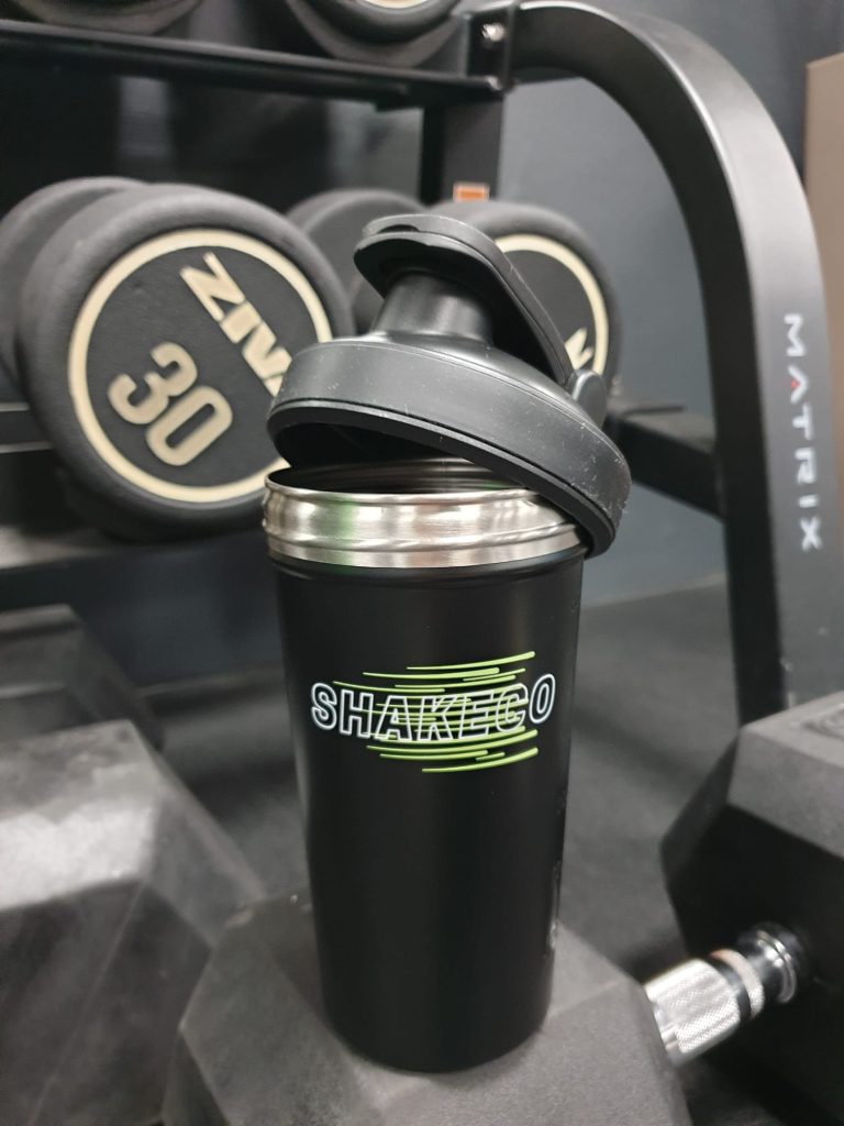 Afbeelding van een Shakeco shakebeker in een sportschoolomgeving